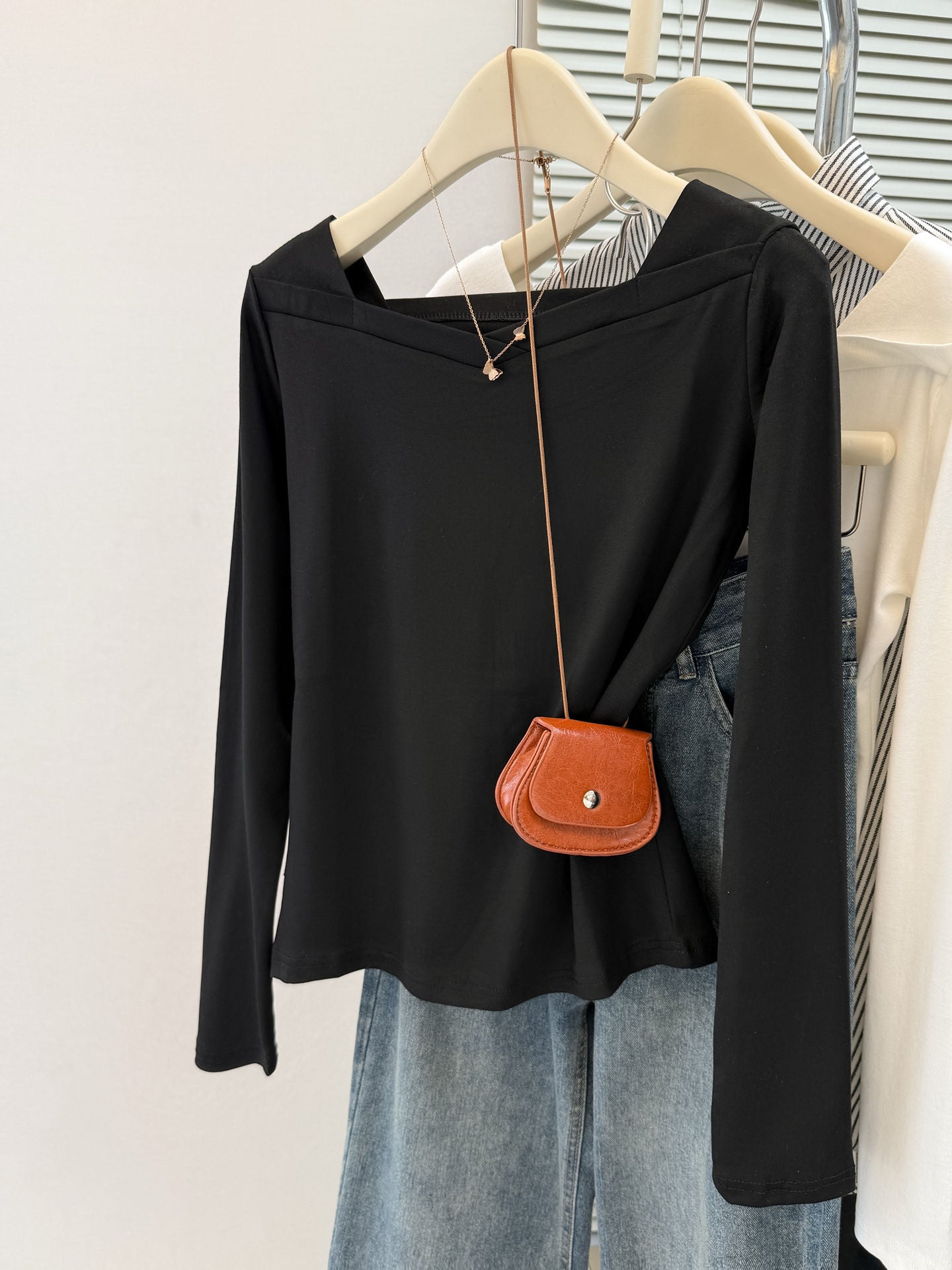 Simple Solid Color  Long Sleeve T-Shirt for Women Spring/Autumn Lightweight Slim Fit V-Neck Collarbone-Showing Basic Top