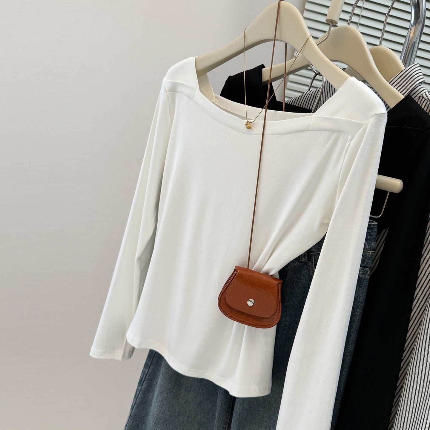 Simple Solid Color  Long Sleeve T-Shirt for Women Spring/Autumn Lightweight Slim Fit V-Neck Collarbone-Showing Basic Top