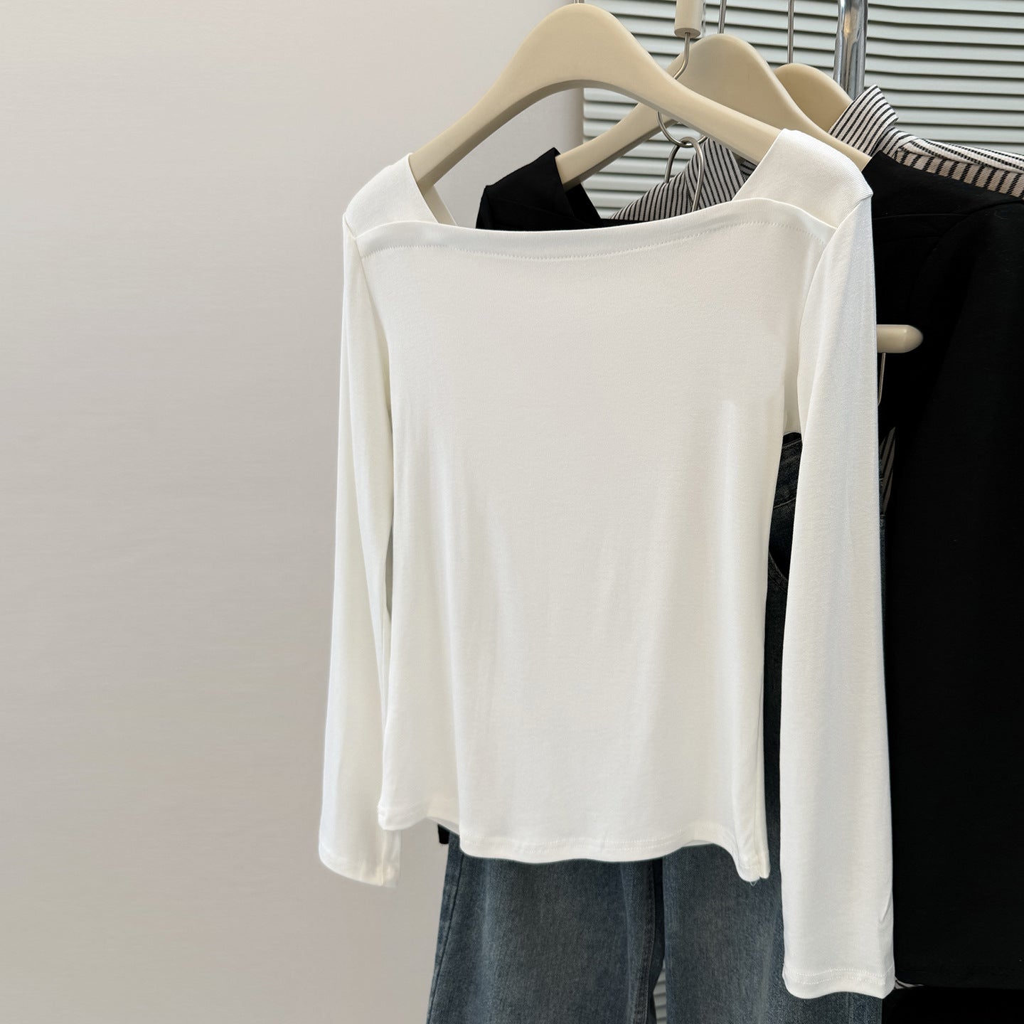 Simple Solid Color  Long Sleeve T-Shirt for Women Spring/Autumn Lightweight Slim Fit V-Neck Collarbone-Showing Basic Top
